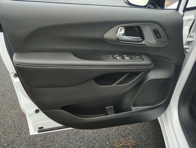 New 2026 Chrysler Pacifica Select FWD image 8