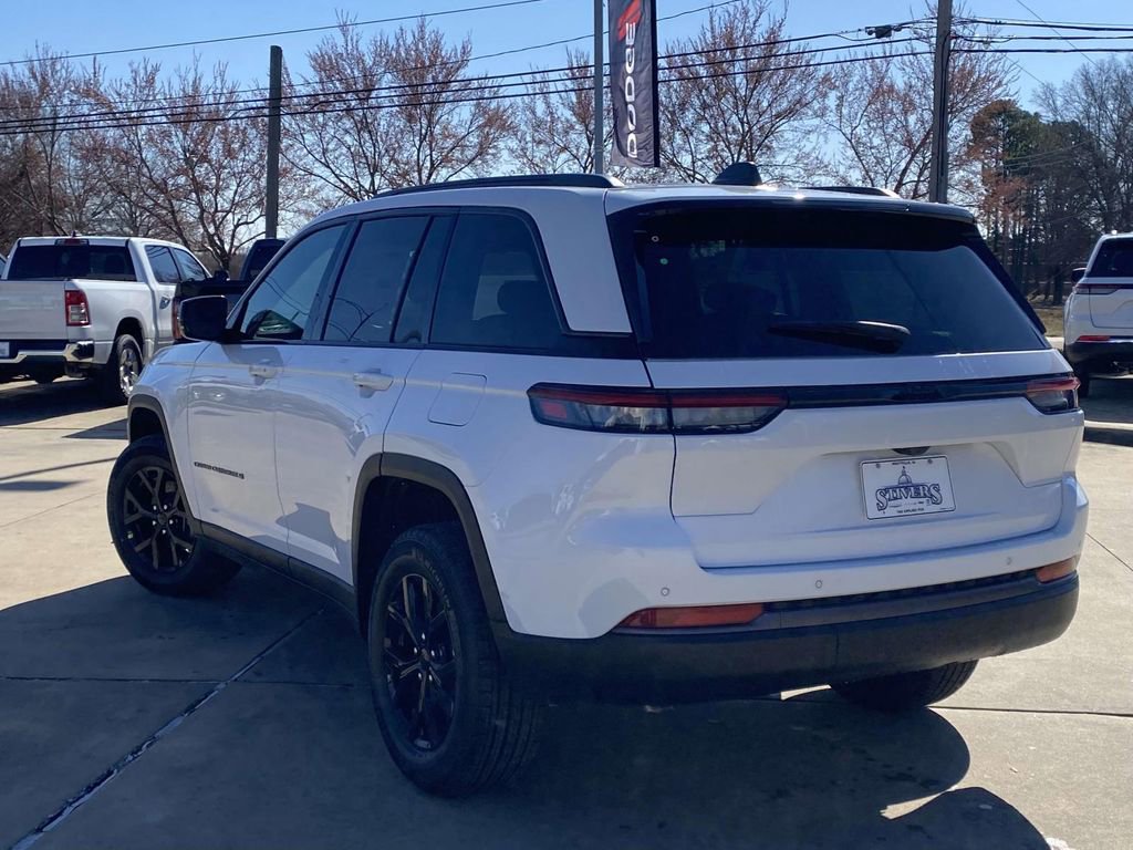 New 2026 Jeep Grand Cherokee Altitude image 4