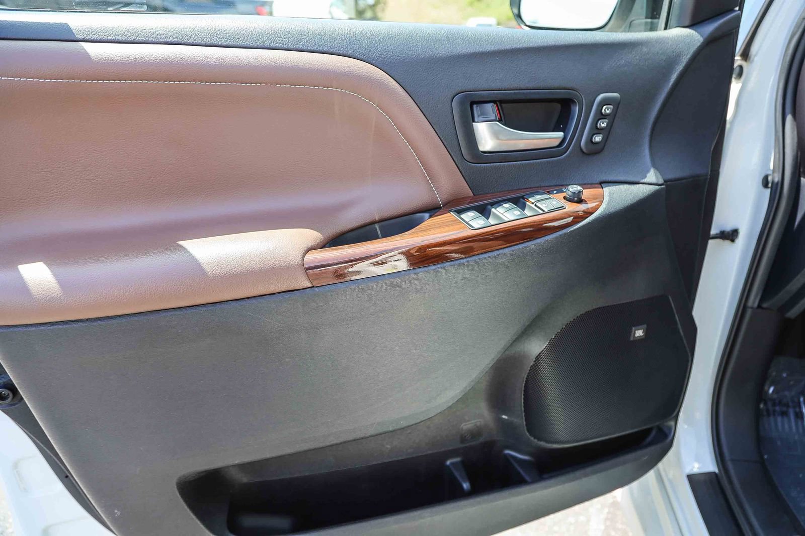Certified 2020 Toyota Sienna Limited w/ Preferred Accessory Package FWD image 20