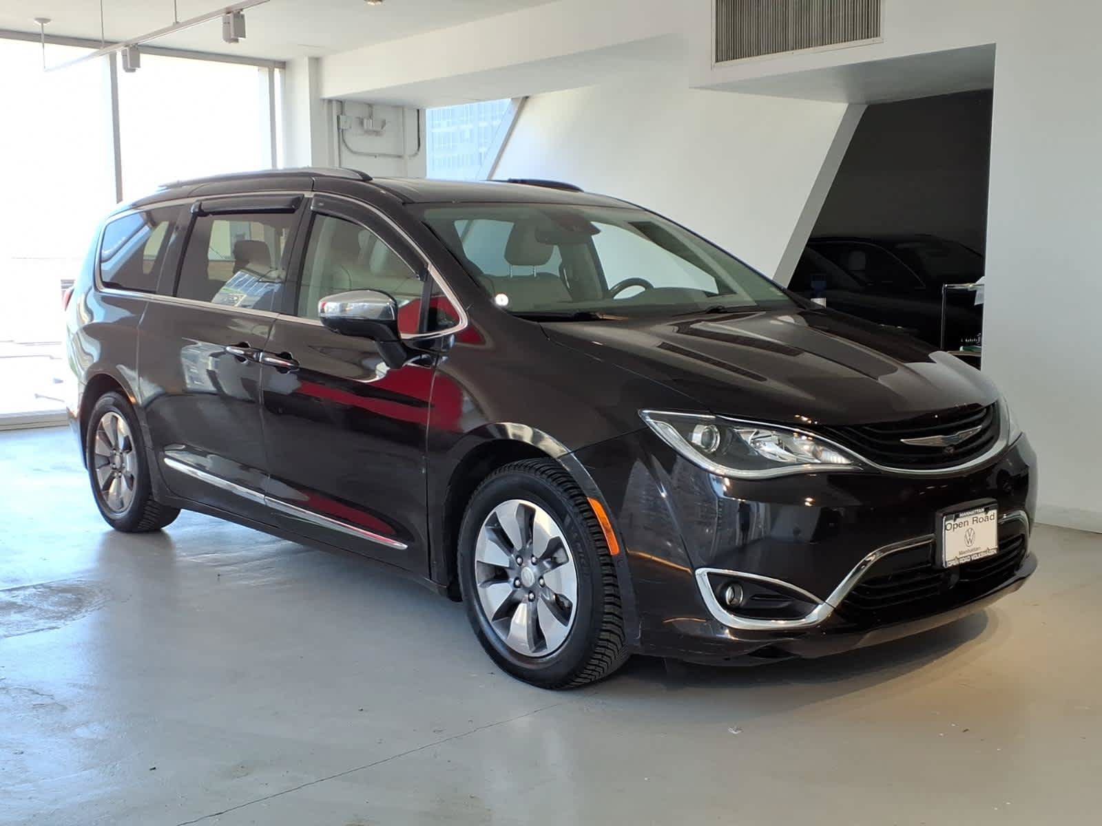Used 2018 Chrysler Pacifica Limited w/ Advanced Safetytec Group FWD image 3