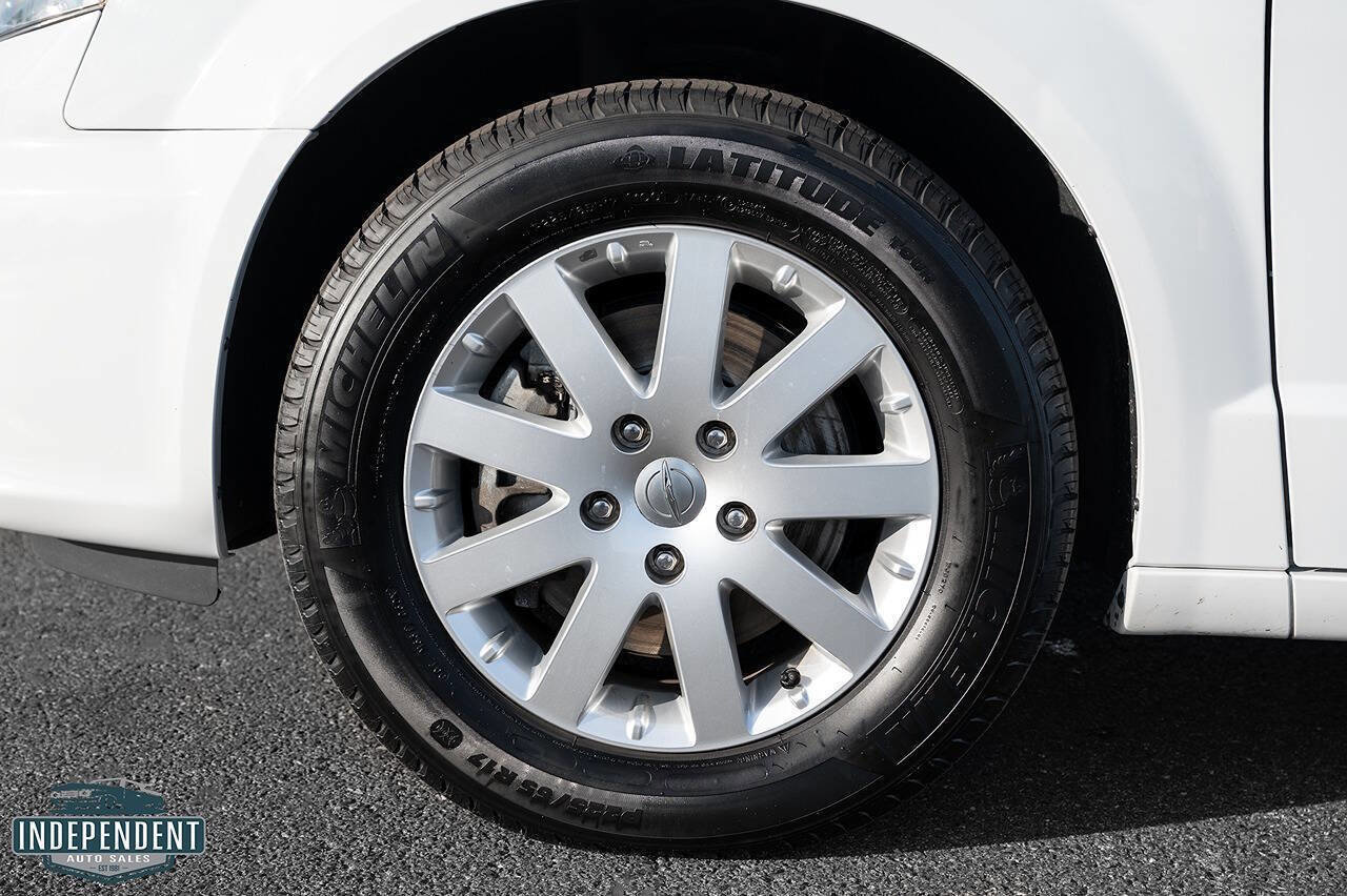 Used 2014 Chrysler Town & Country Touring image 7