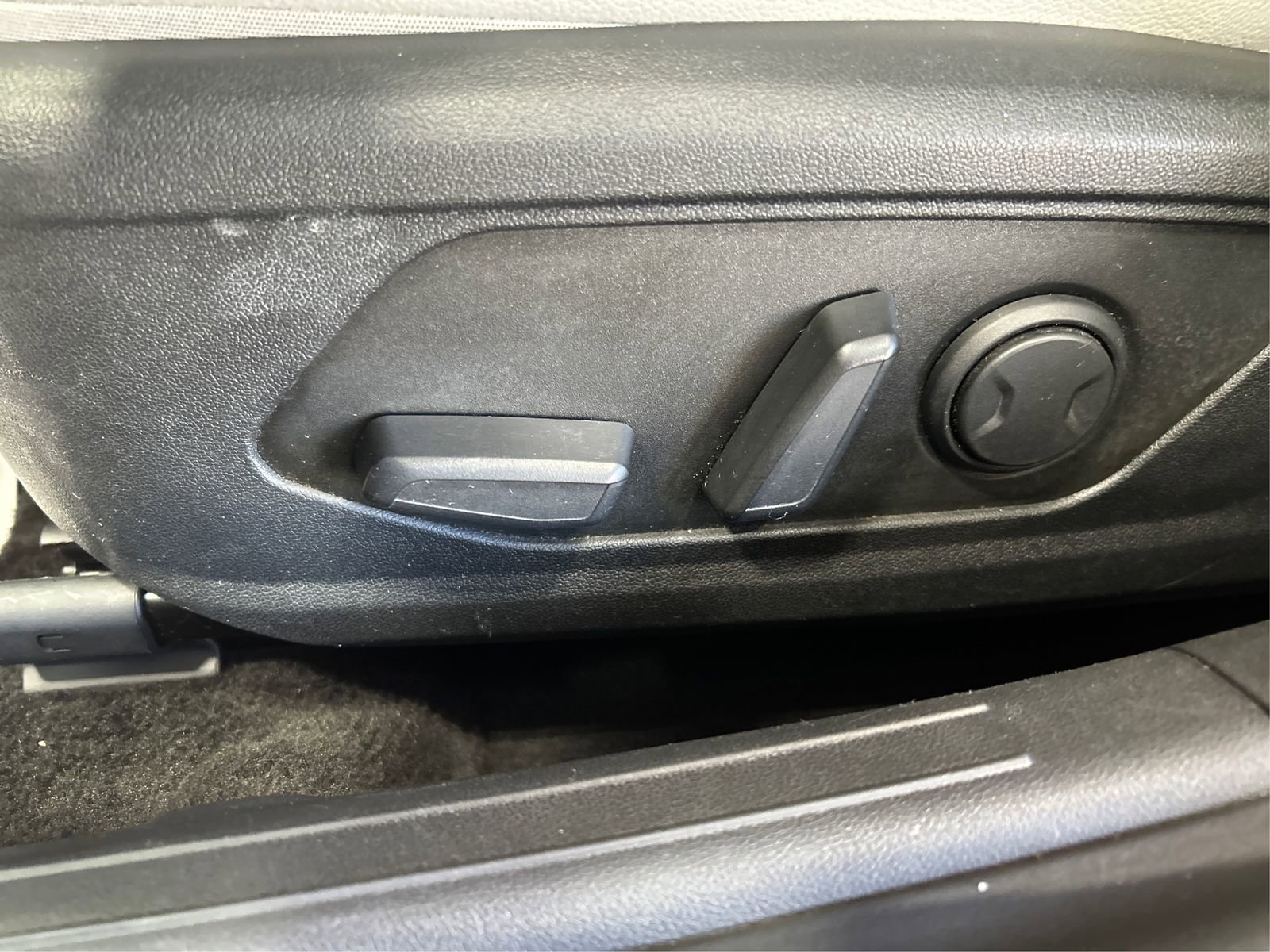 Used 2024 Hyundai Elantra Limited image 18