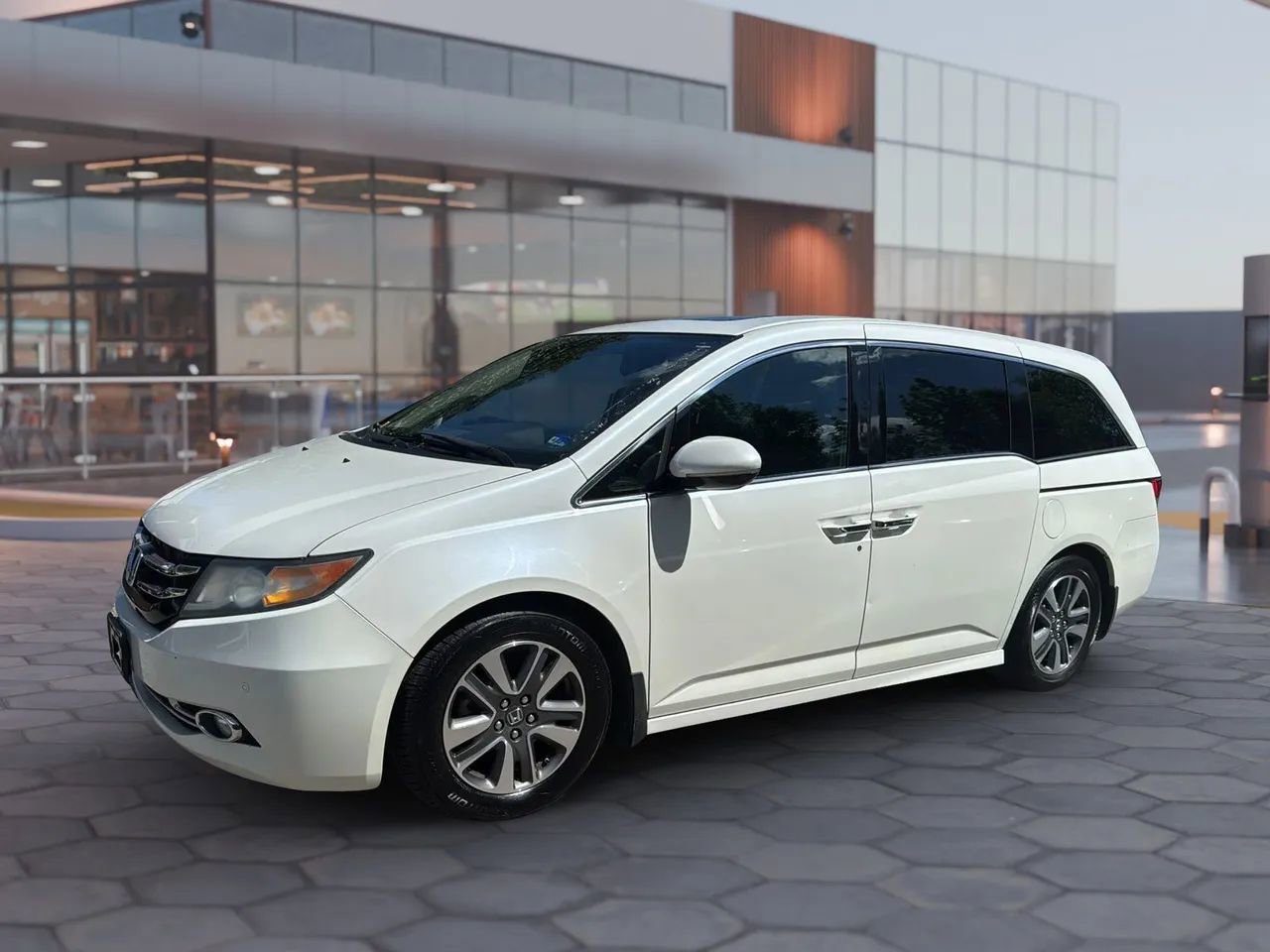 Used 2016 Honda Odyssey Touring image 1