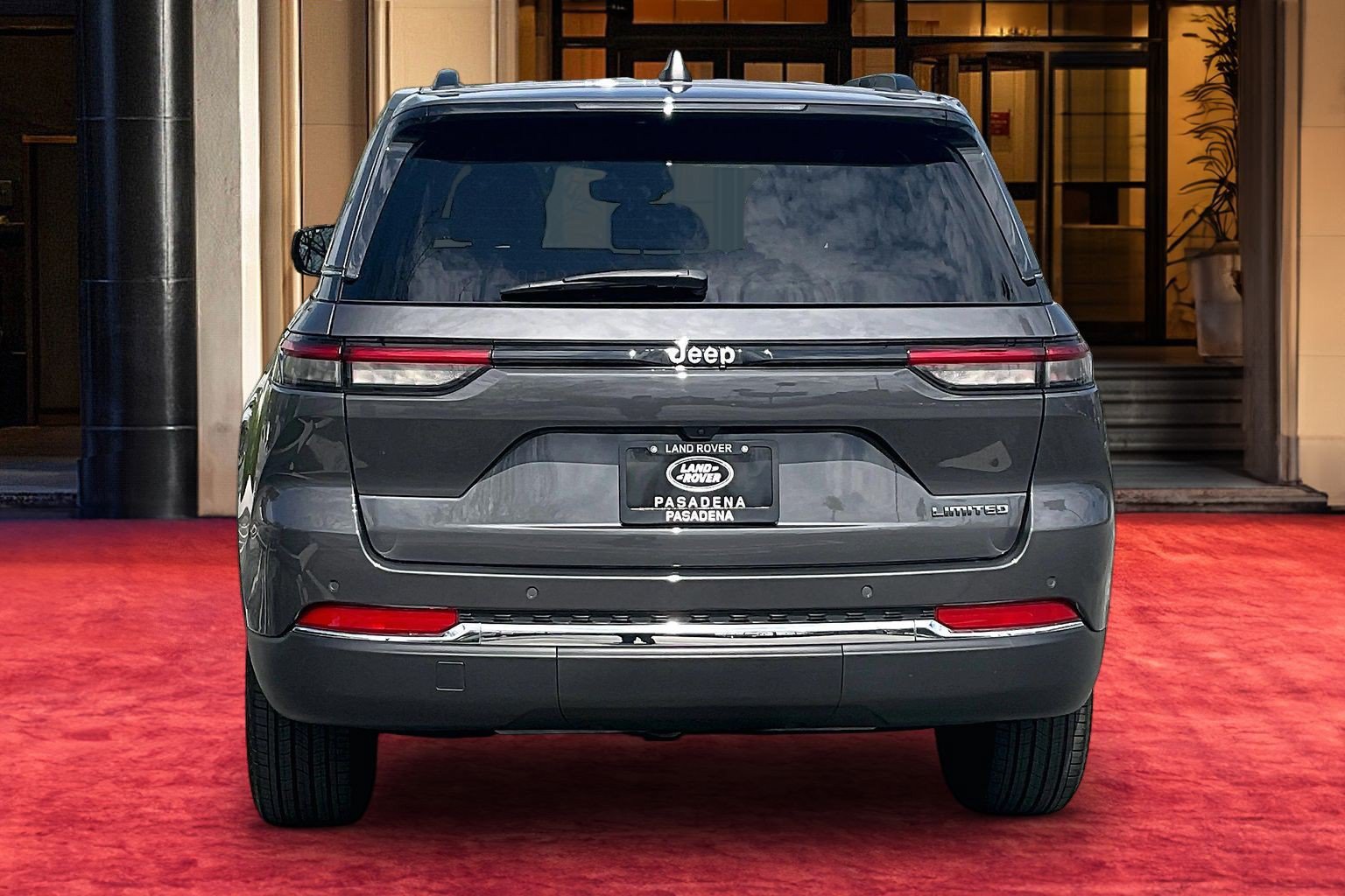 Used 2022 Jeep Grand Cherokee Limited w/ Trailer Tow Prep Group (B) RWD image 4