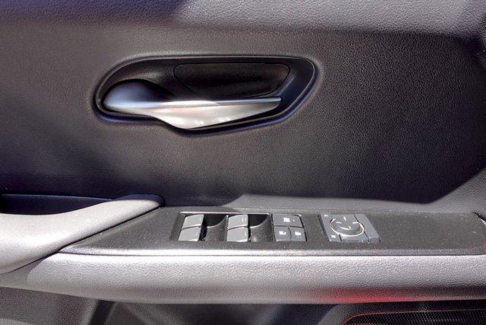 Used 2019 Lexus UX 200 w/ Premium Package FWD image 13