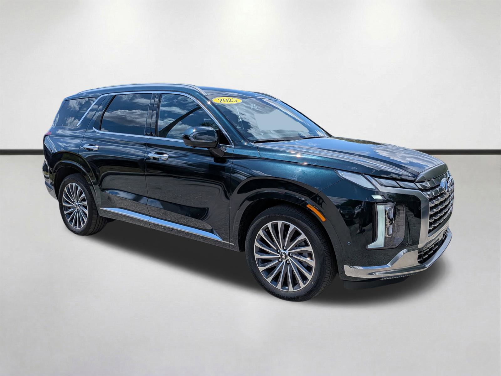 Used 2025 Hyundai Palisade Calligraphy FWD image 2