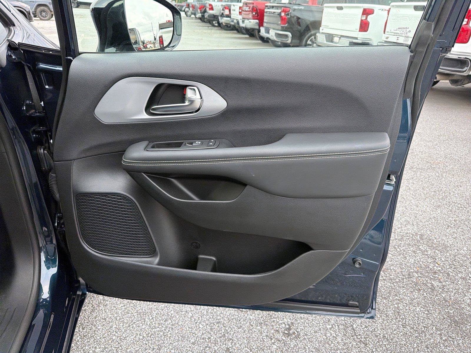 Used 2025 Chrysler Pacifica Limited AWD/4WD image 13