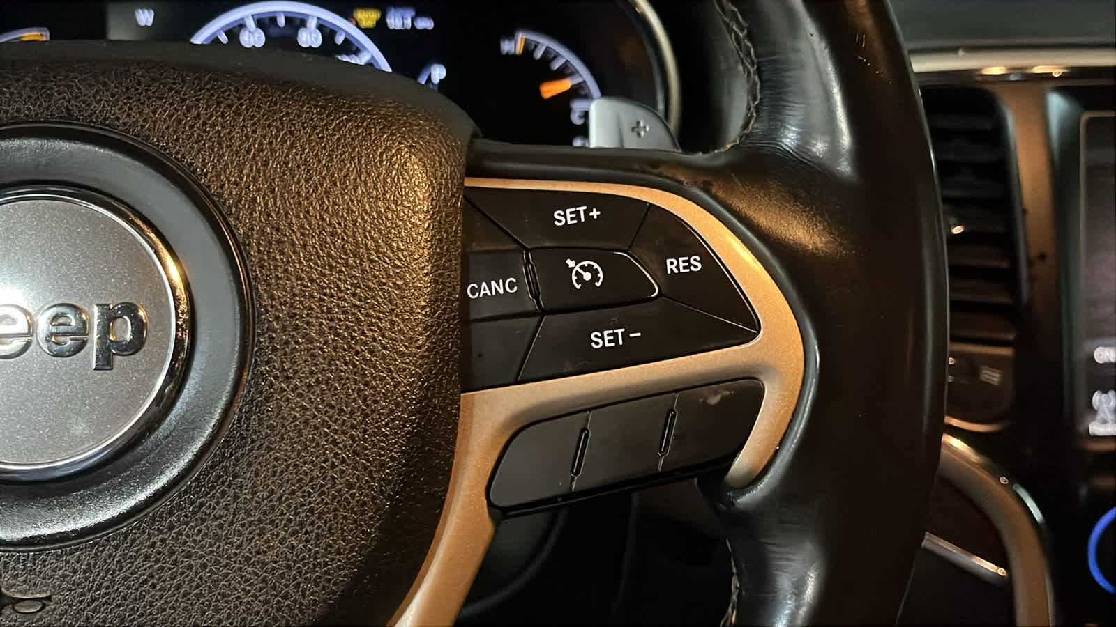 Used 2016 Jeep Grand Cherokee Overland AWD/4WD image 13