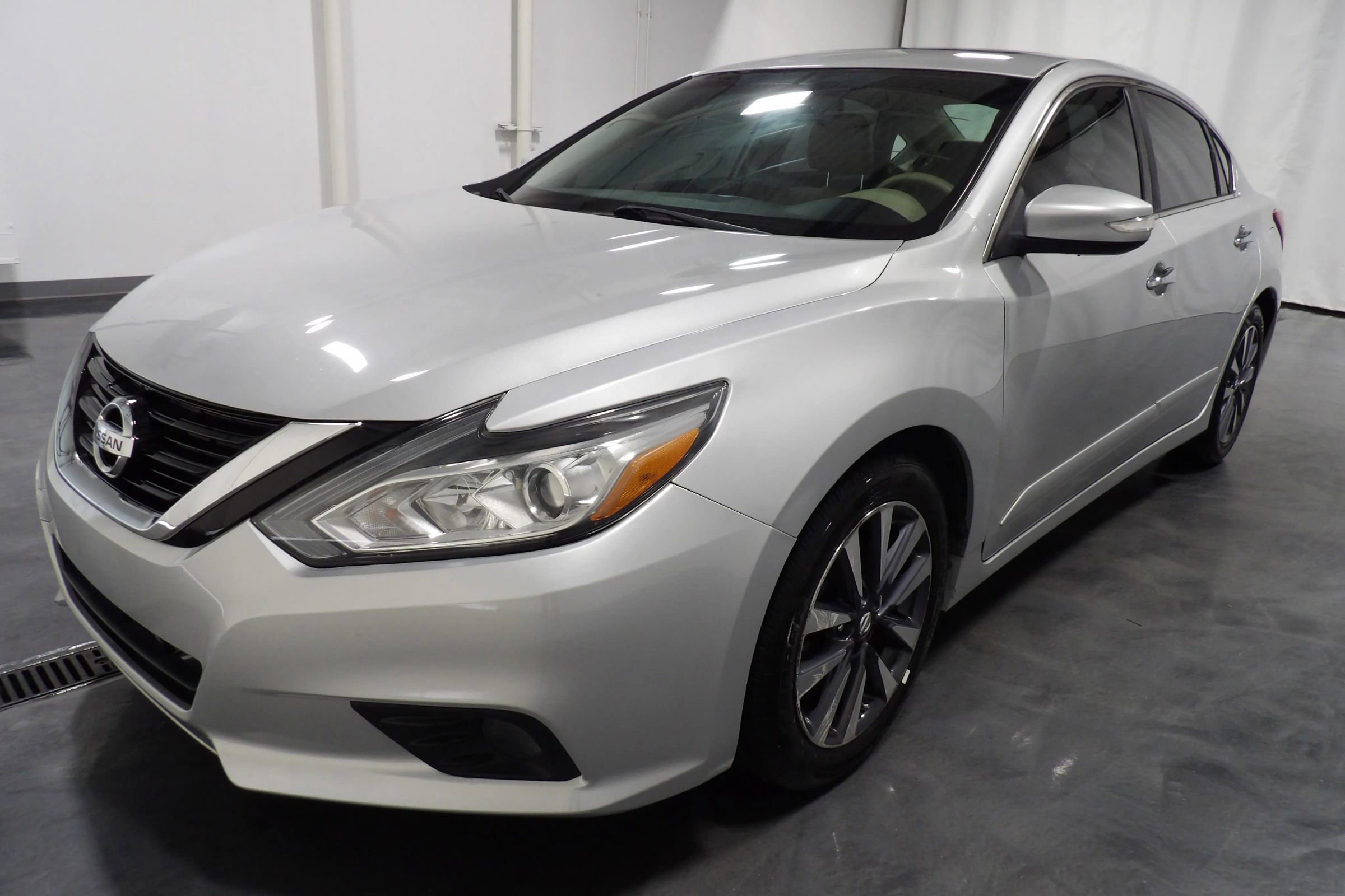 Used 2017 Nissan Altima 2.5 SL w/ Moonroof Package image 3