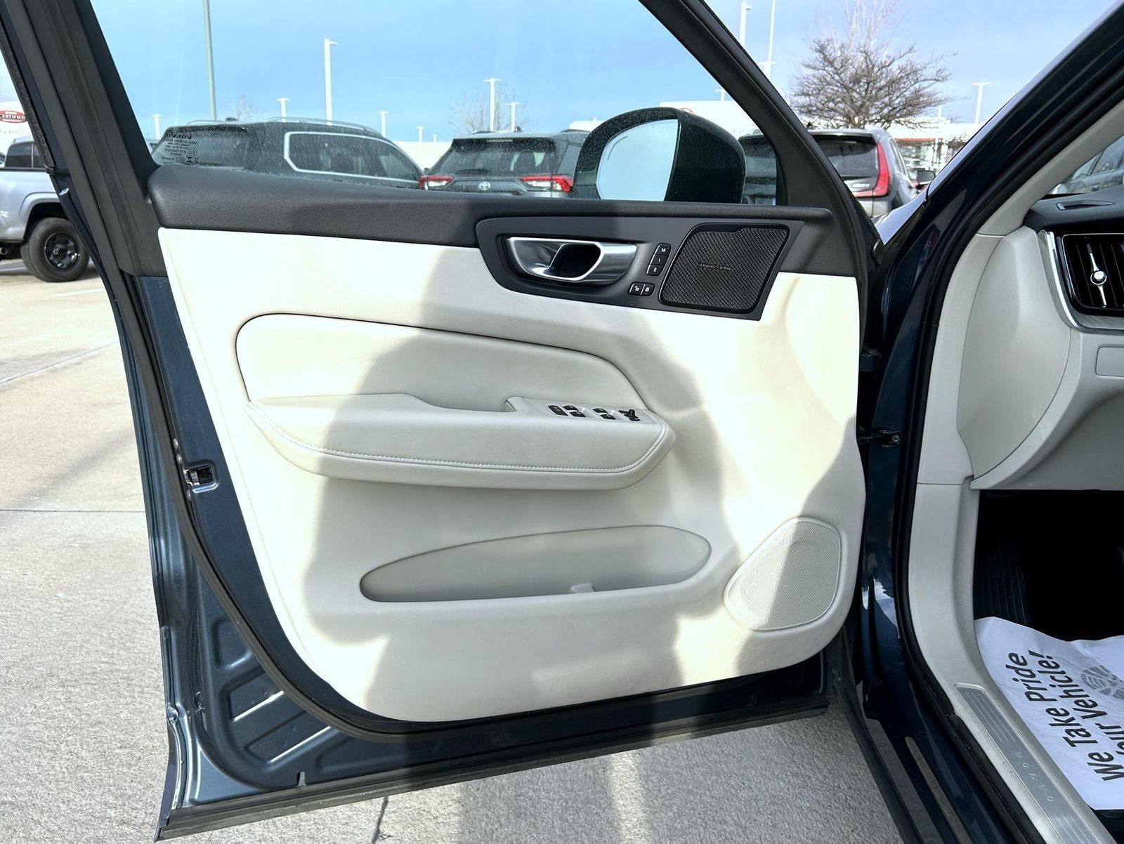 Used 2023 Volvo XC60 B5 Plus AWD/4WD image 9