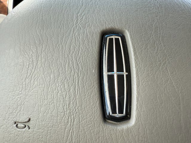 Used 2001 Lincoln Town Car Cartier image 28