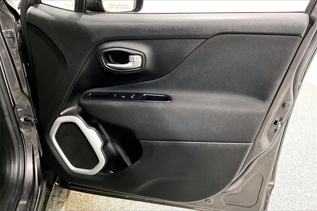 Used 2019 Jeep Renegade Latitude w/ Cold Weather Group image 30