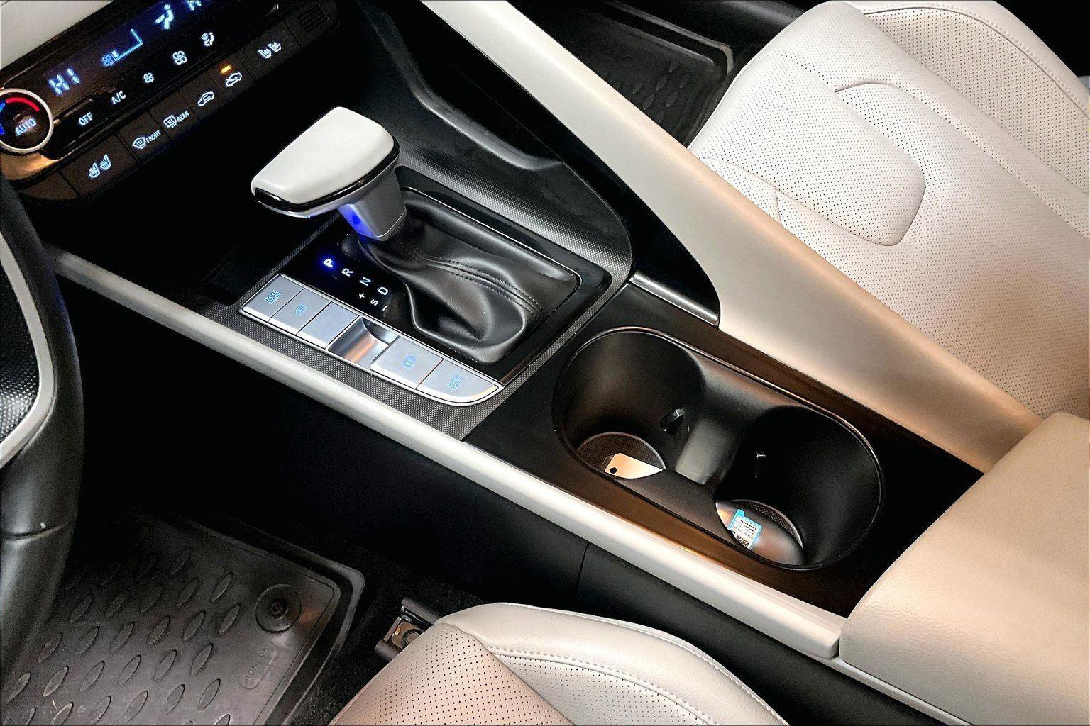 Used 2025 Hyundai Elantra Limited image 16