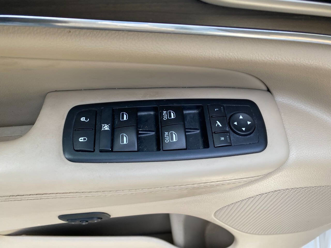 Used 2017 Jeep Grand Cherokee Overland image 17