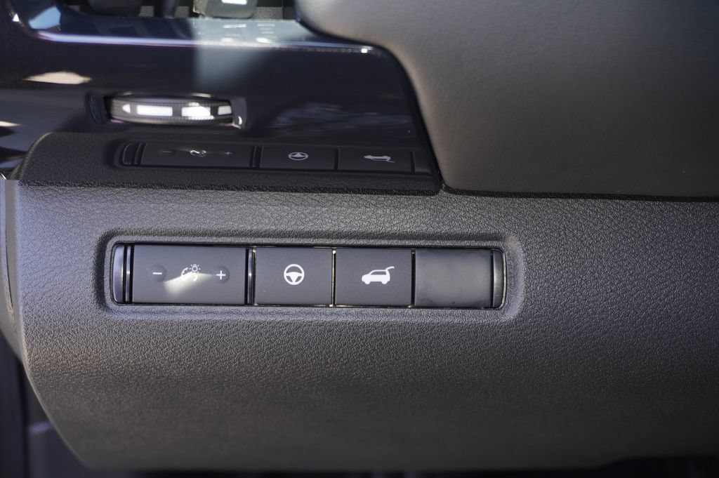 Used 2025 Nissan Pathfinder SV FWD image 17