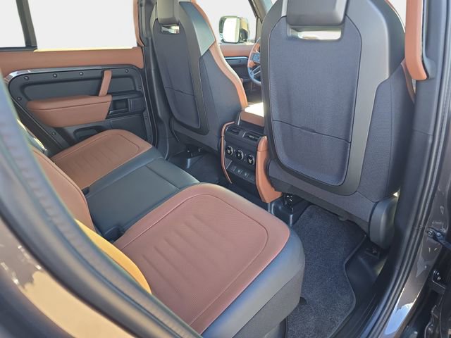 Used 2025 Land Rover Defender 110 image 13