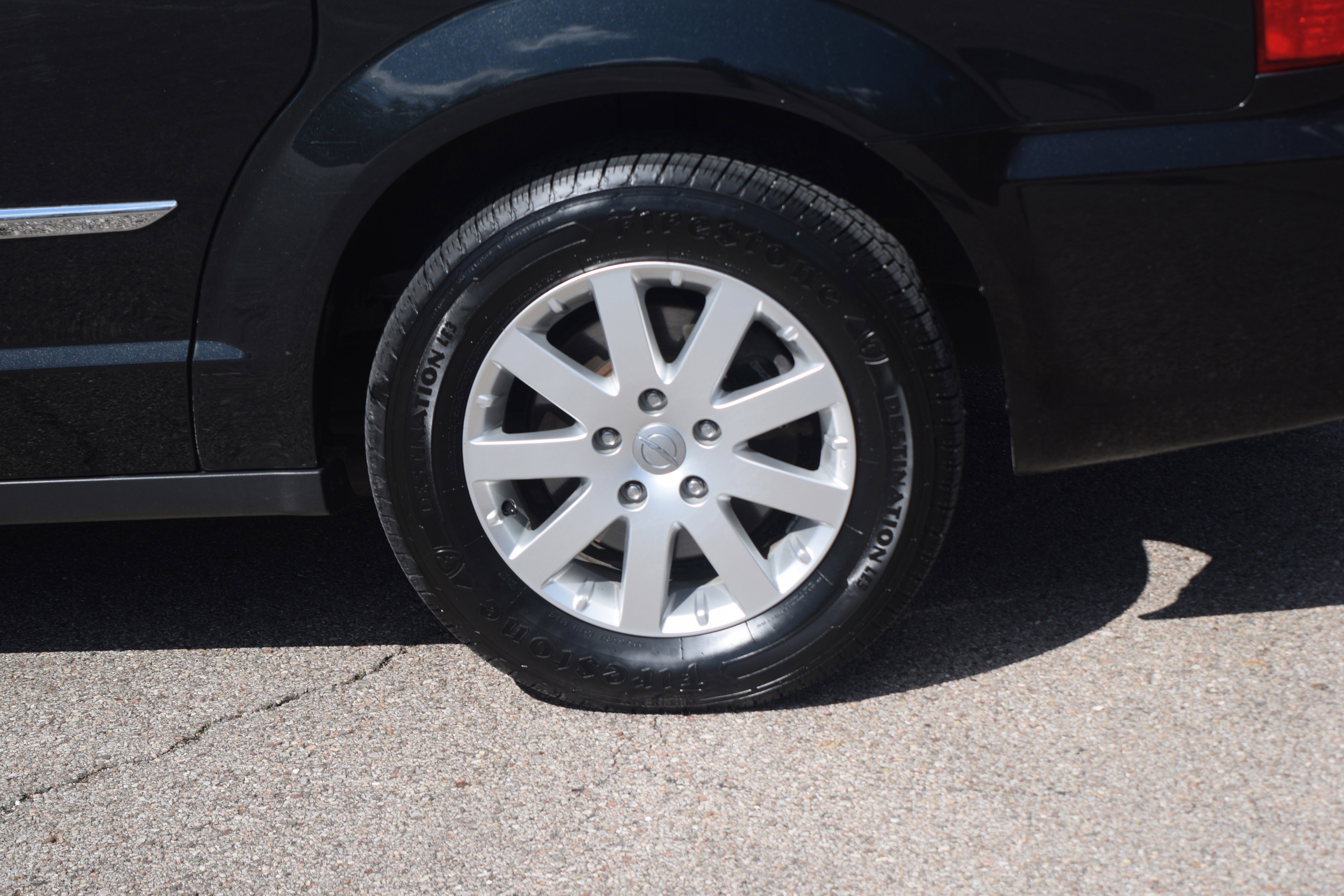 Used 2015 Chrysler Town & Country Touring w/ Driver Convenience Group image 30