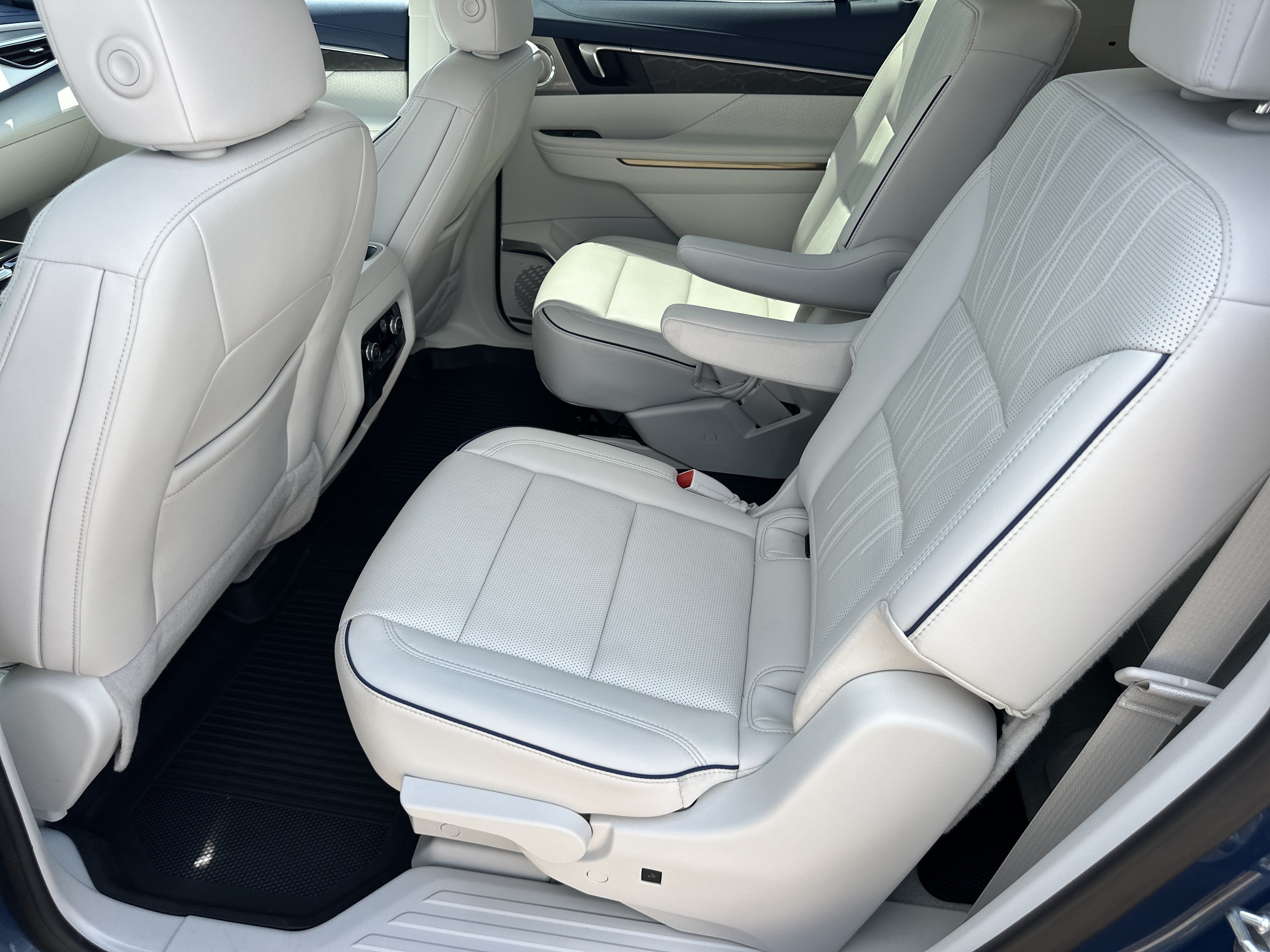 Certified 2025 Buick Enclave Avenir w/ Super Cruise Package AWD/4WD image 23