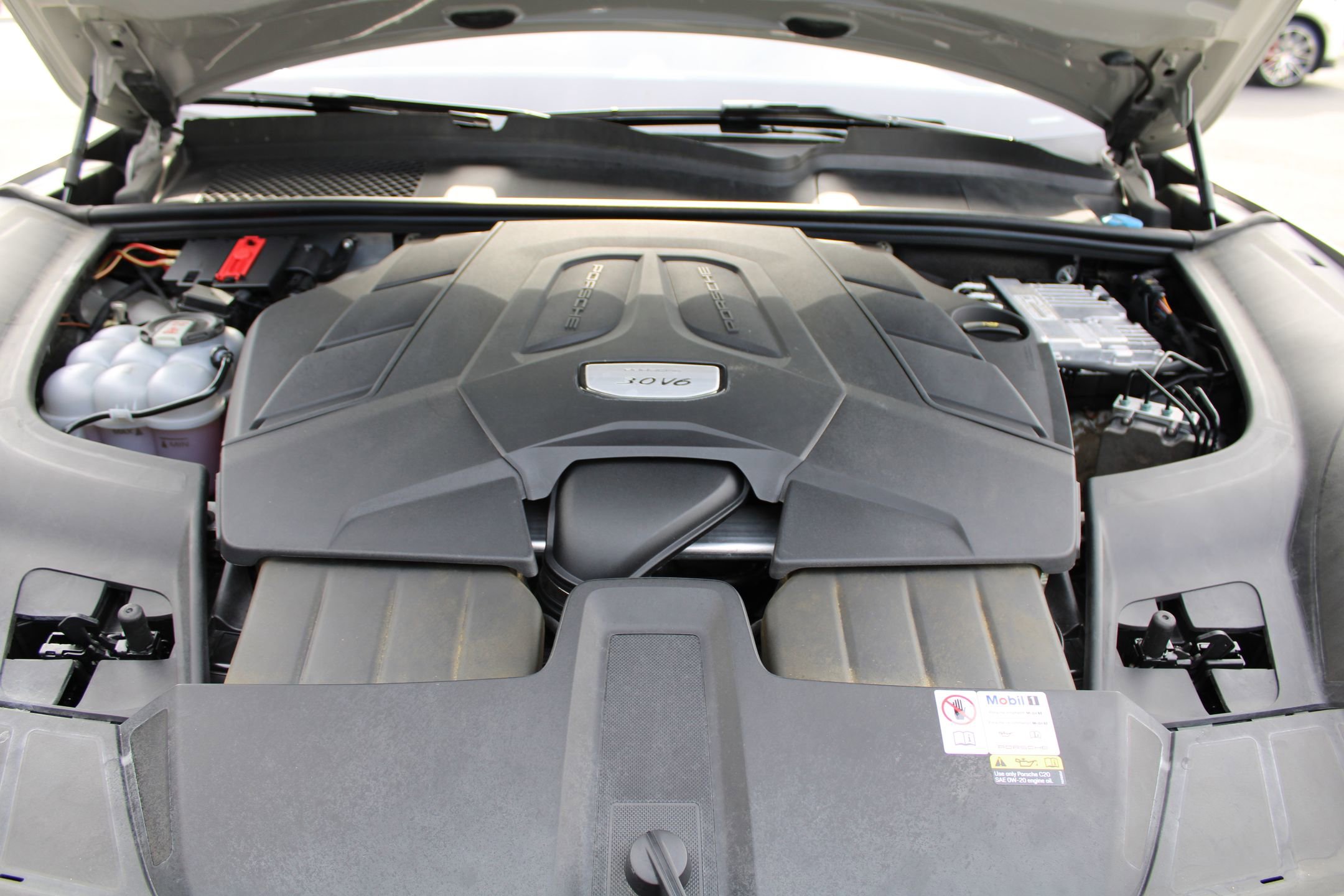 Certified 2023 Porsche Cayenne Platinum Edition image 30