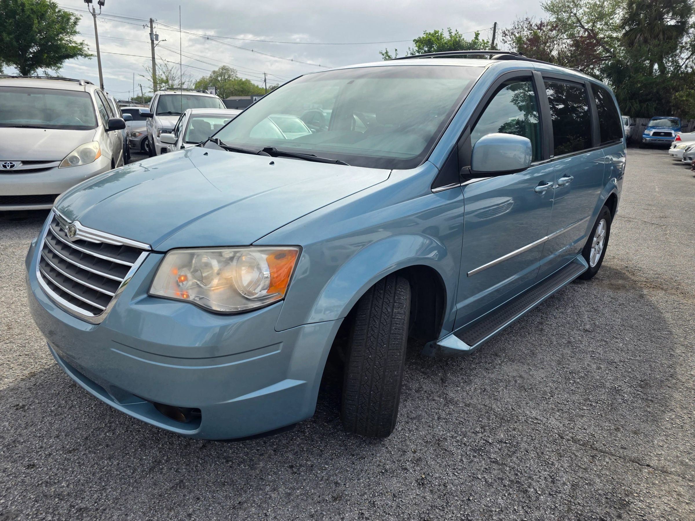 Used 2010 Chrysler Town & Country Touring FWD image 3