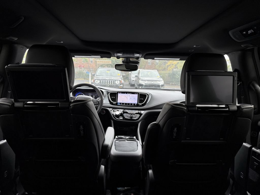 New 2026 Chrysler Pacifica Limited w/ Uconnect Theater Family Group FWD image 33