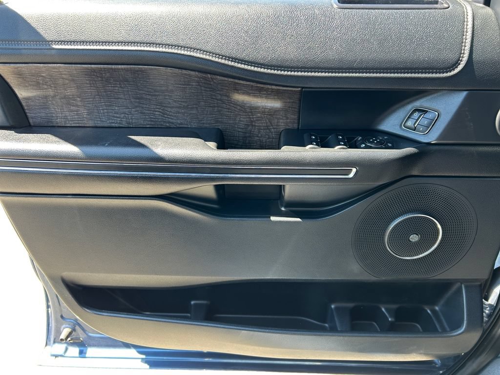 Used 2019 Ford Expedition Limited w/ Equipment Group 302A AWD/4WD image 18
