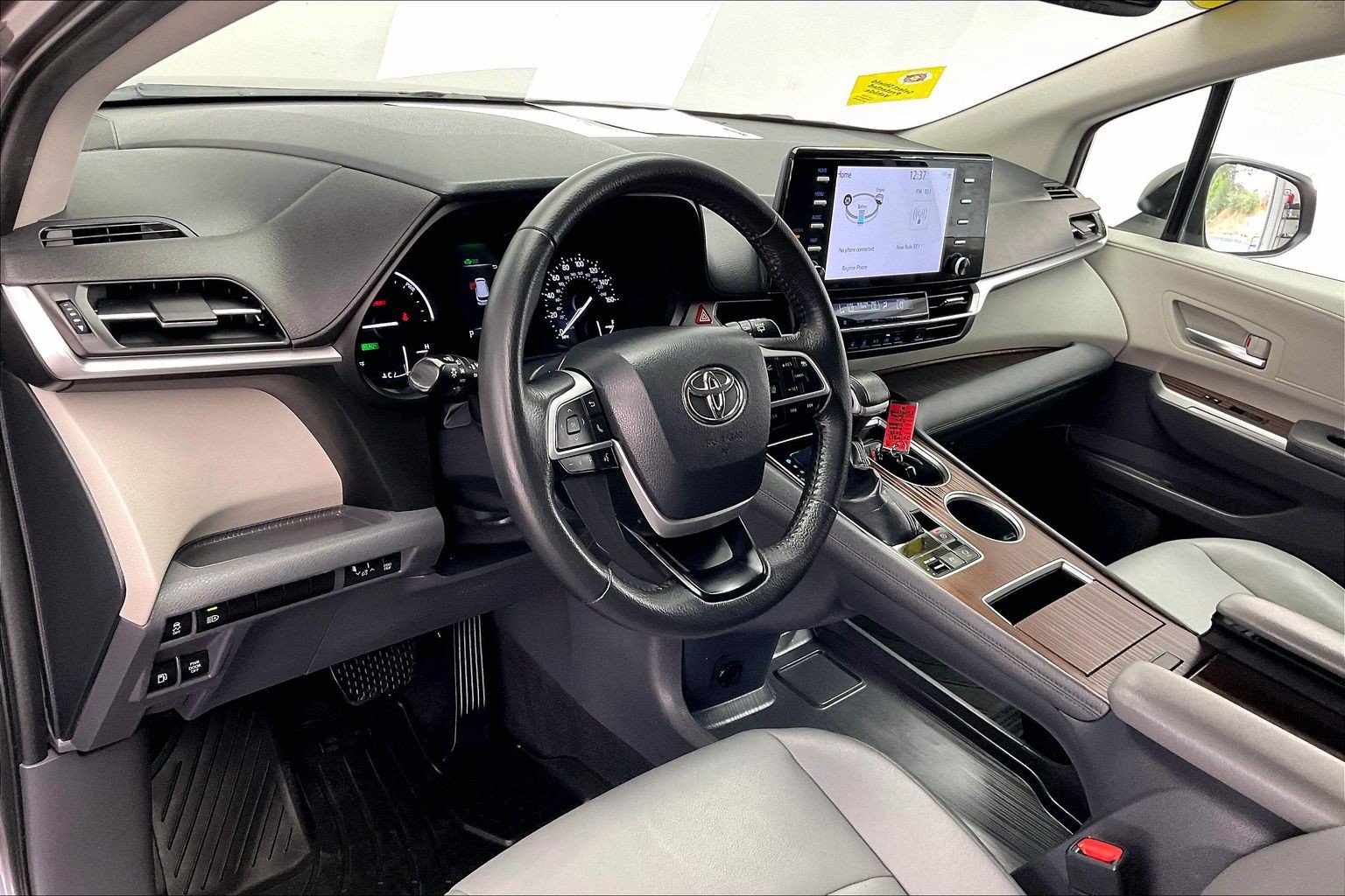 Used 2023 Toyota Sienna XLE FWD image 14