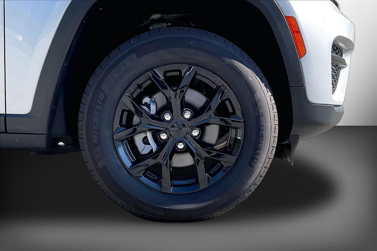 Certified 2025 Jeep Grand Cherokee Altitude AWD/4WD image 33