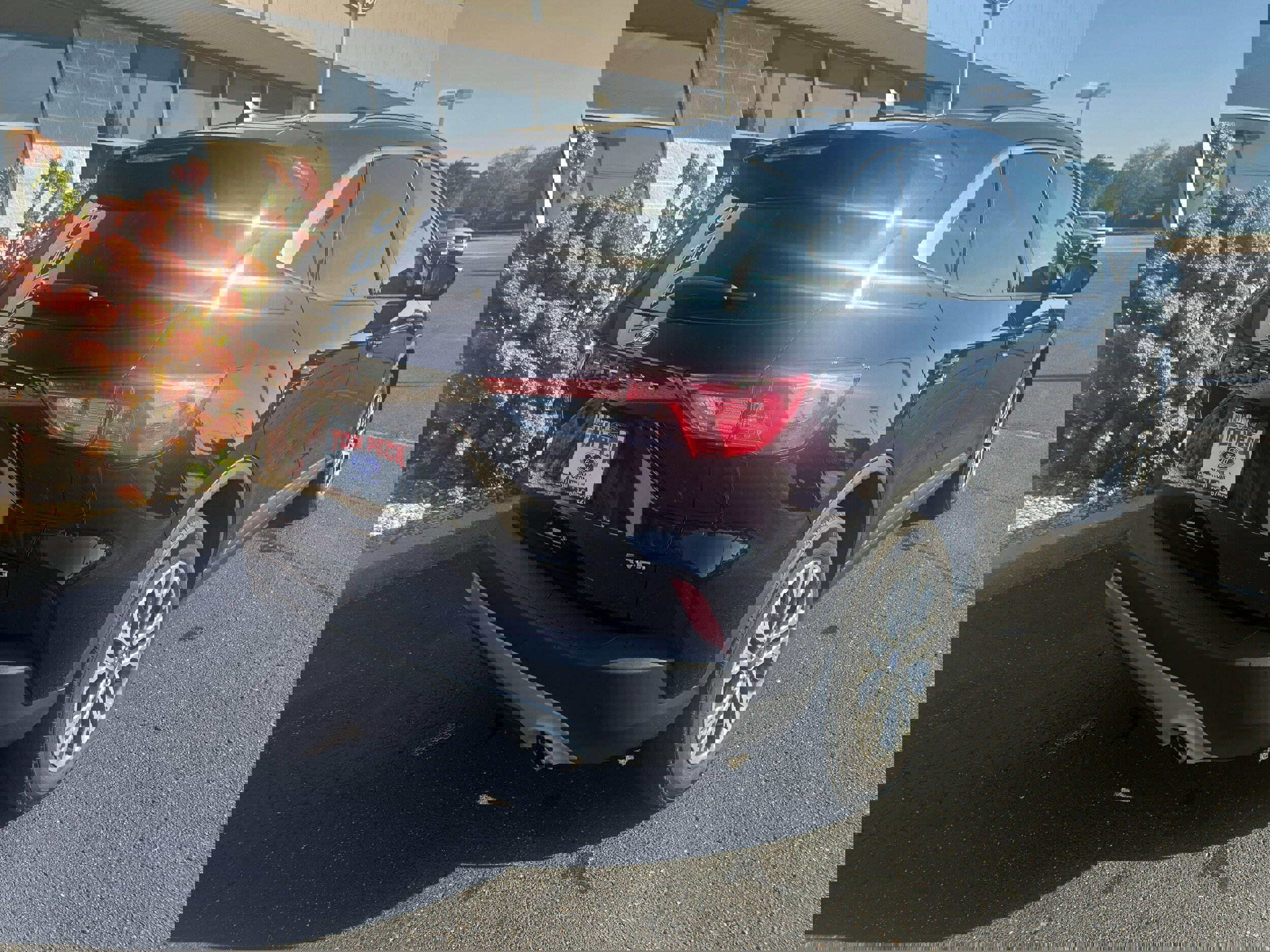 Used 2022 Ford Escape SEL image 2