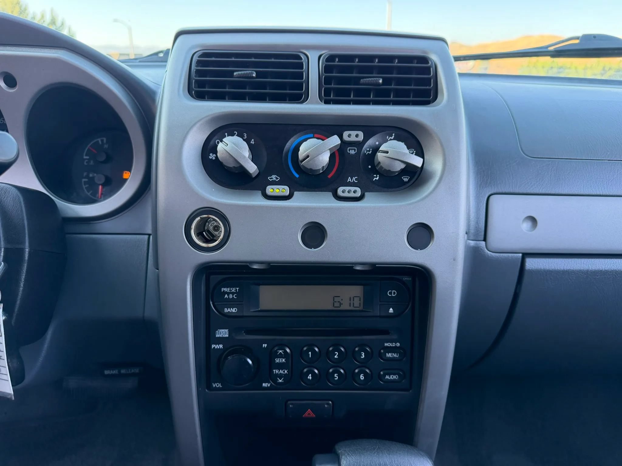 Used 2002 Nissan Frontier SE AWD/4WD image 13