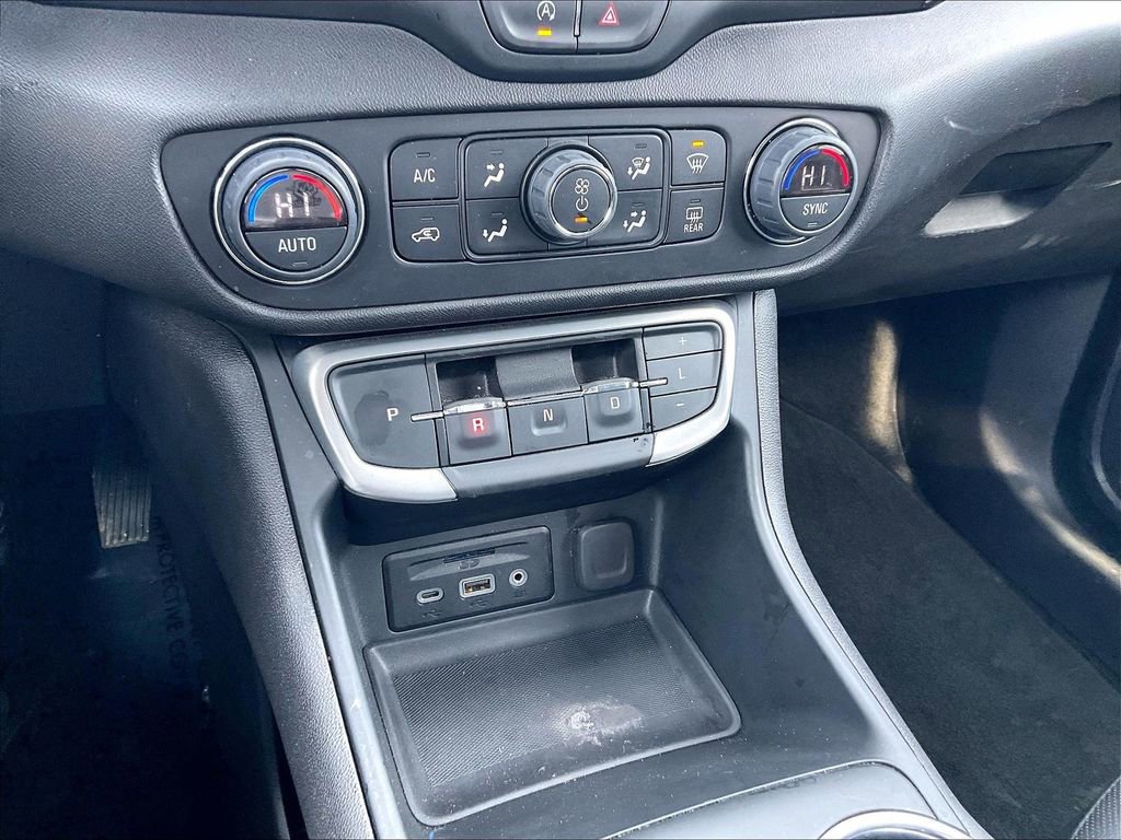 Used 2024 GMC Terrain SLT image 24