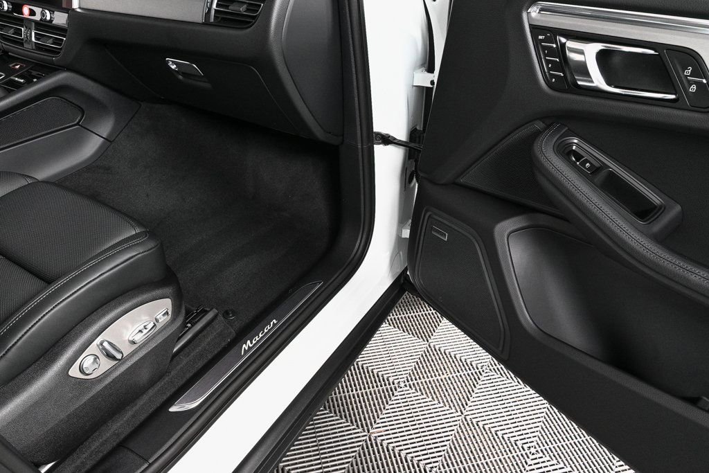 Certified 2026 Porsche Macan AWD/4WD image 26