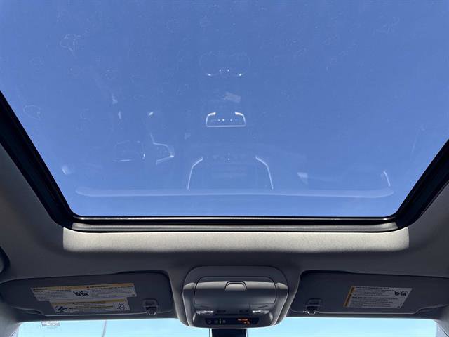 Used 2023 GMC Terrain SLE w/ Driver Convenience Package image 13