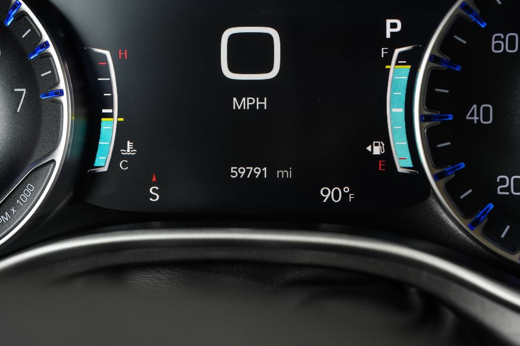 Used 2024 Chrysler Pacifica Touring-L FWD image 3