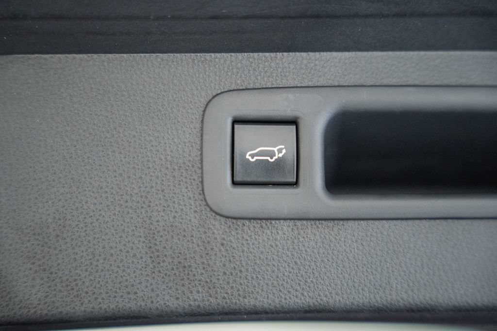 Used 2022 Toyota Highlander XLE AWD/4WD image 7