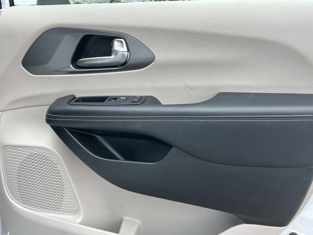 Used 2023 Chrysler Pacifica Touring-L FWD image 25