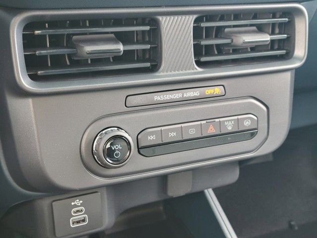 New 2025 Ford Maverick XL image 18