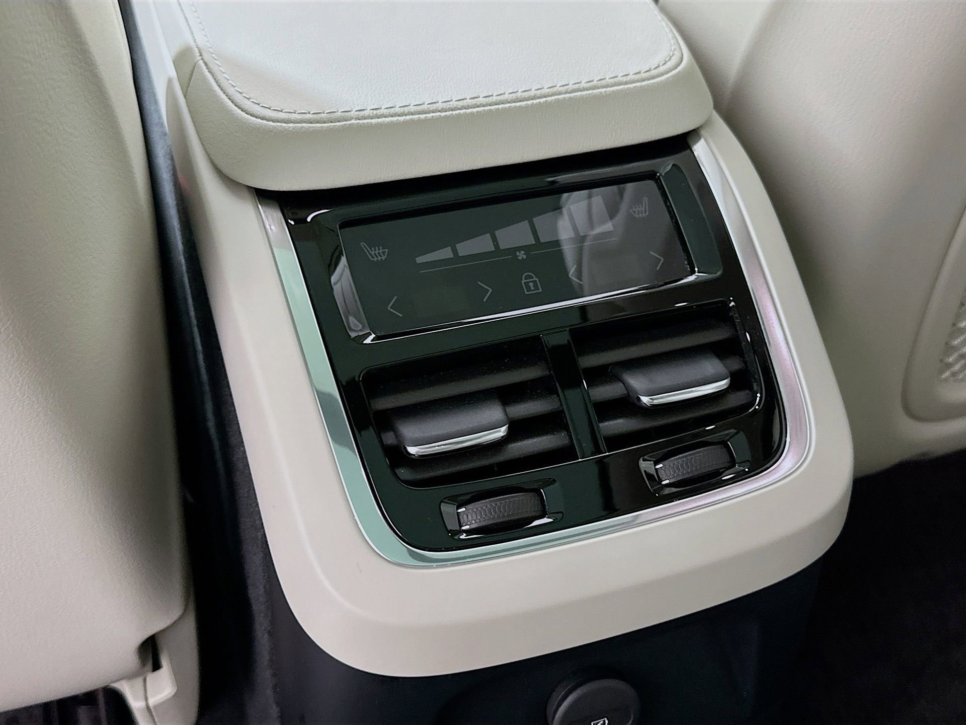 Used 2022 Volvo XC90 T8 Inscription w/ Advanced Package image 28