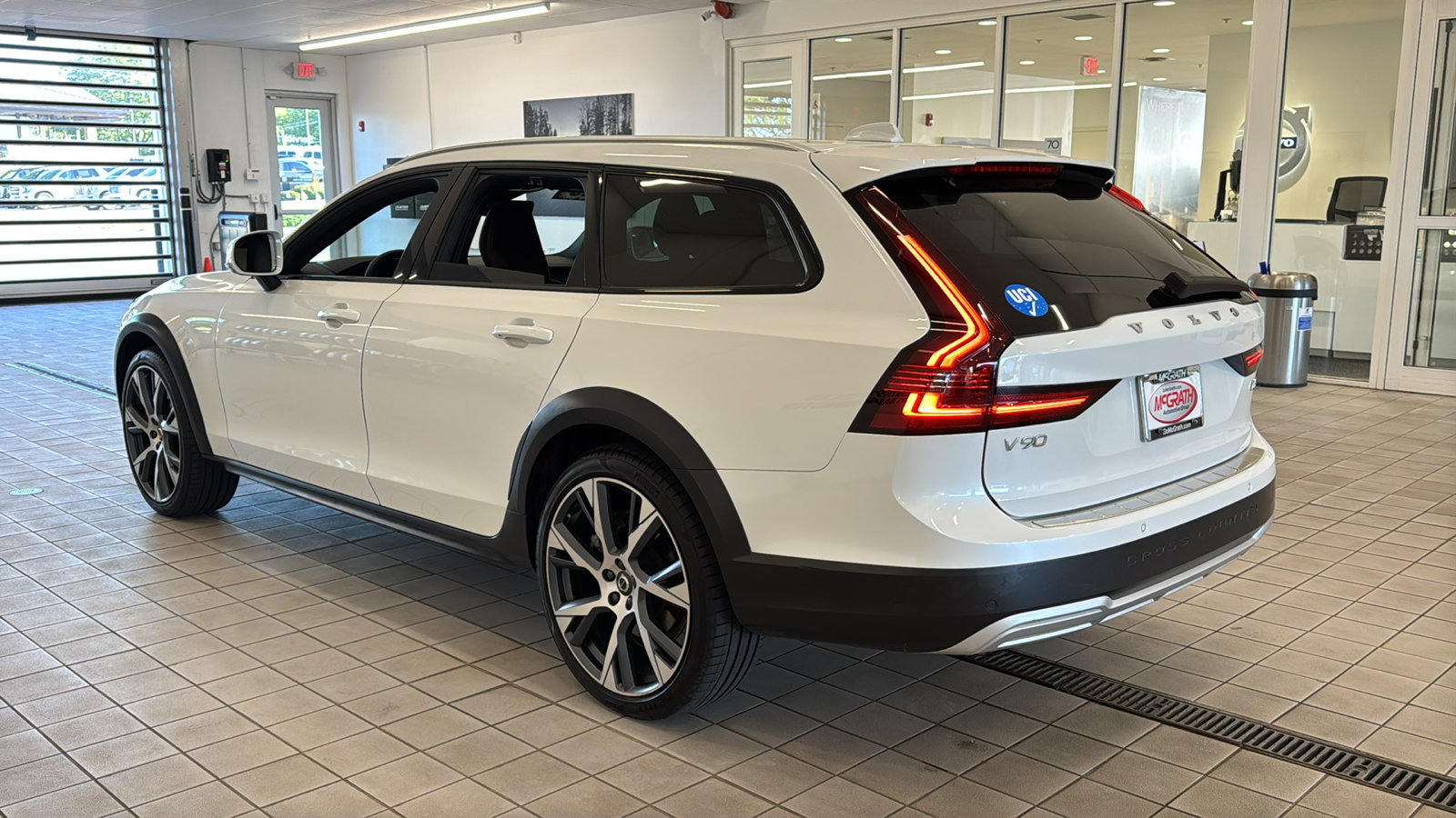 Used 2025 Volvo V90 B6 Cross Country Ultra w/ Protection Package Premier AWD/4WD image 7