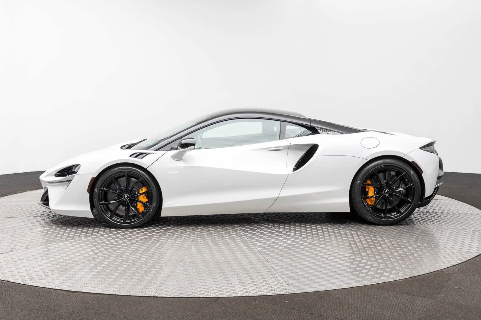 Used 2023 McLaren Artura RWD image 3