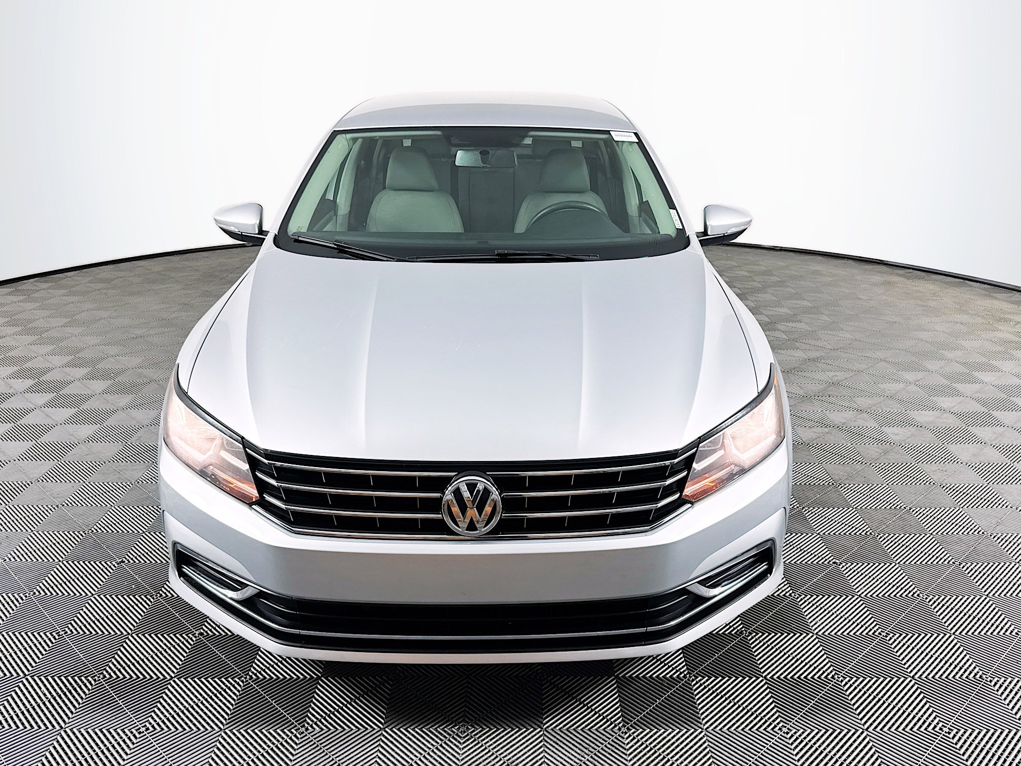 Used 2018 Volkswagen Passat 2.0T S FWD image 2