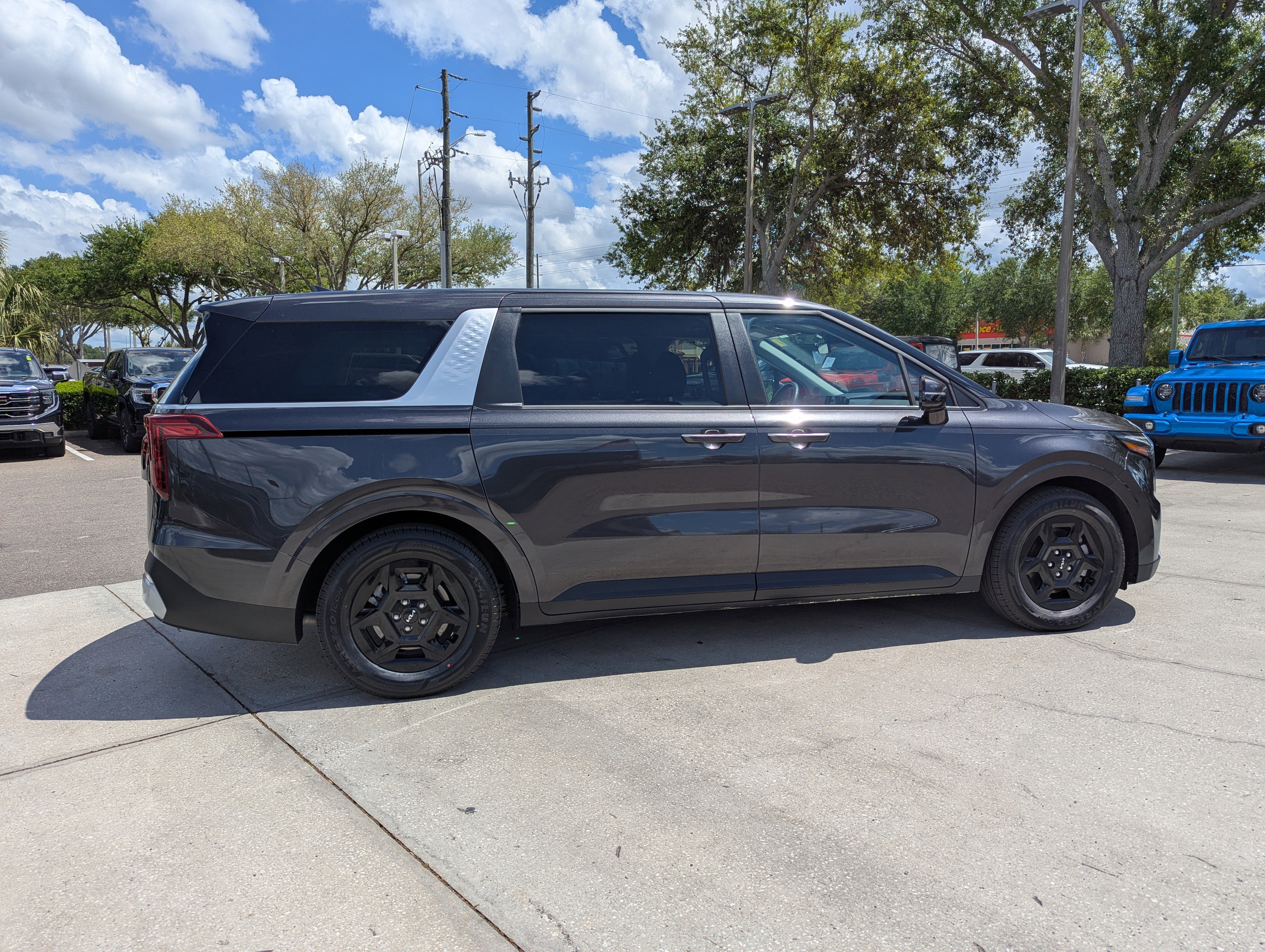 Certified 2025 Kia Carnival image 9