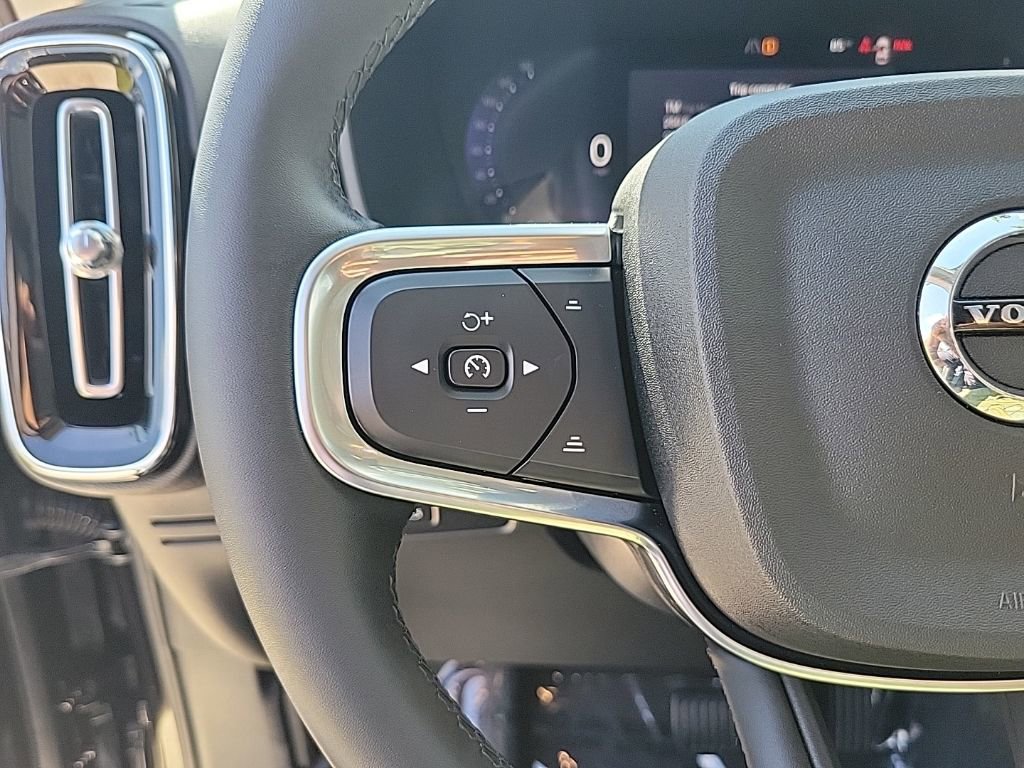 Used 2025 Volvo XC40 B5 Plus image 18