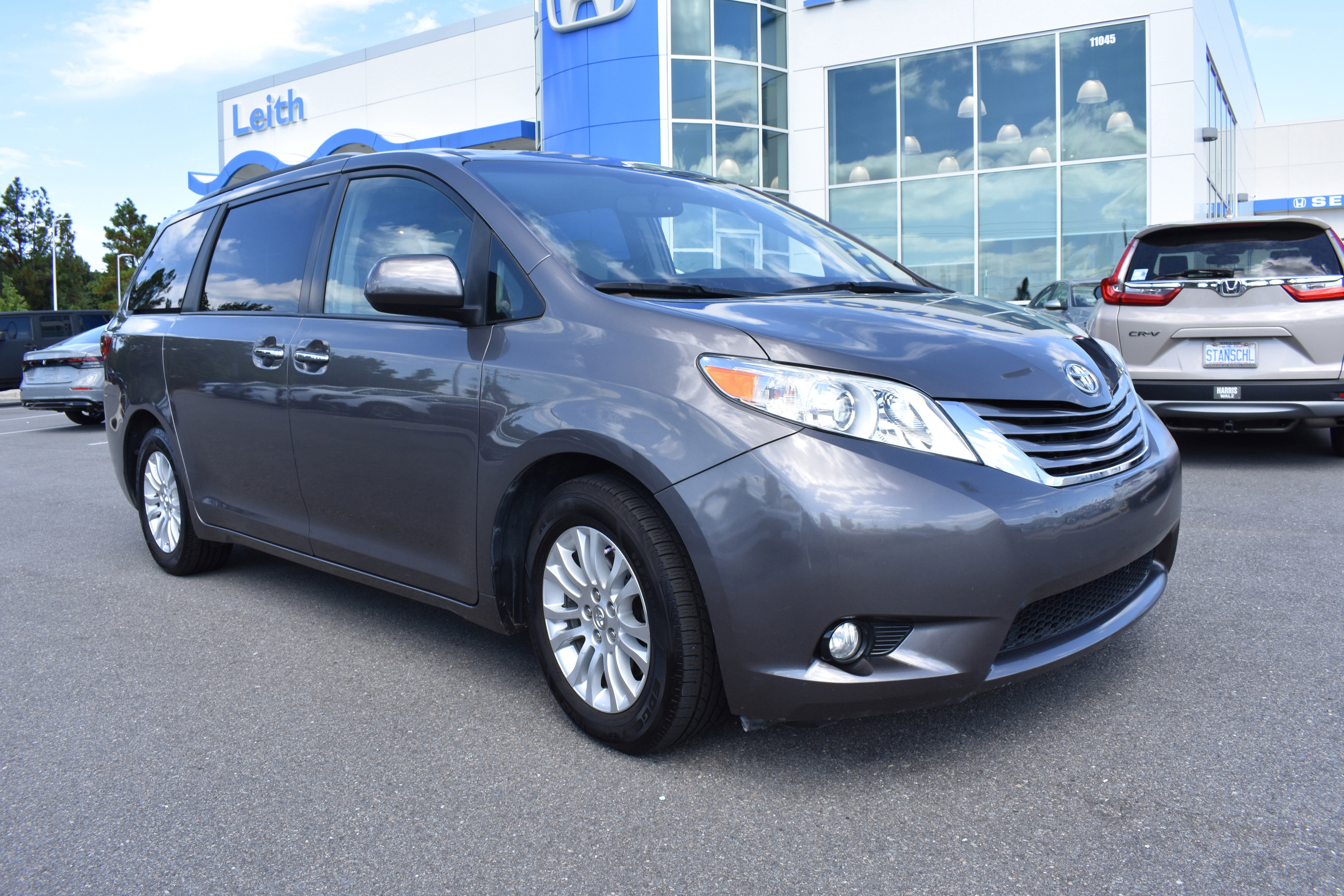 Used 2017 Toyota Sienna L image 3
