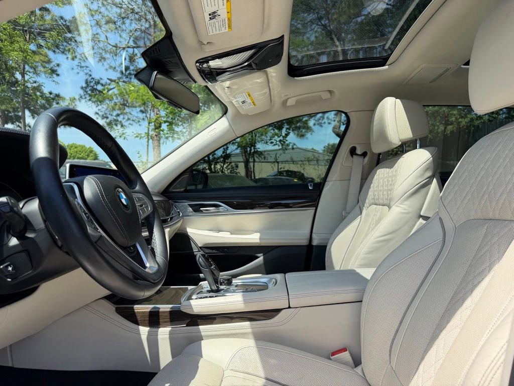 Used 2021 BMW 740i w/ Premium Package RWD image 11