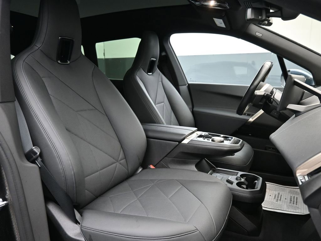 Used 2023 BMW iX xDrive50 w/ Sport Package image 27