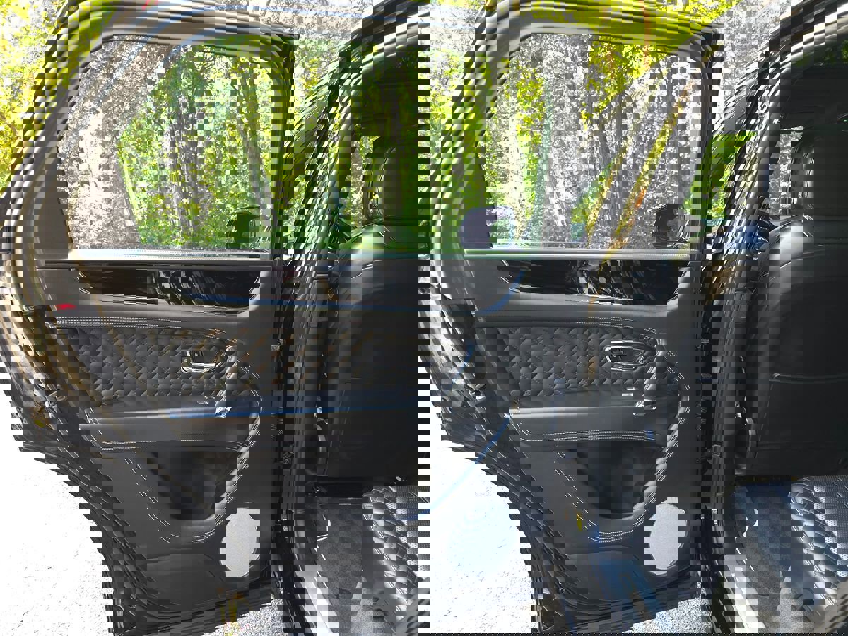 Used 2020 Bentley Bentayga Plug-In Hybrid image 33