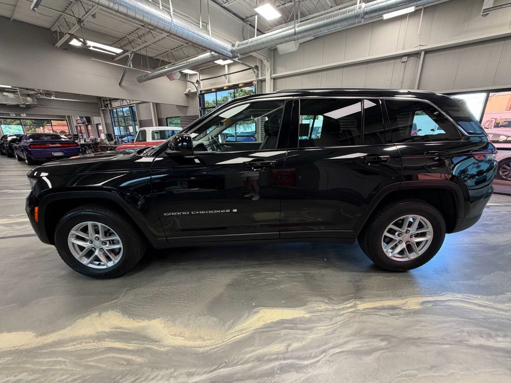 Used 2023 Jeep Grand Cherokee Laredo w/ Luxury Tech Group I AWD/4WD image 37
