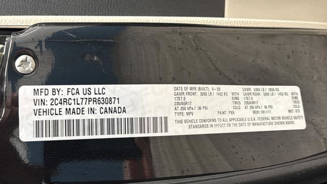Used 2023 Chrysler Pacifica Touring-L FWD image 28