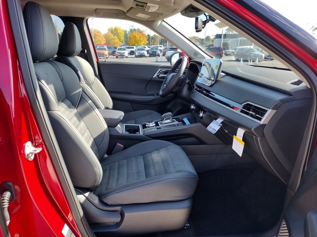 New 2025 Mitsubishi Outlander SE image 12